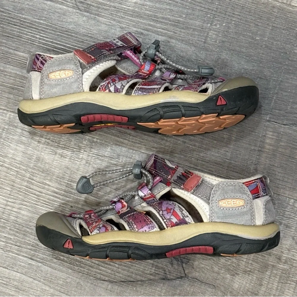 Keen Newport waterproof/hiking Sandals, Big Kids Size 2, in ”Grape Kiss” GUC